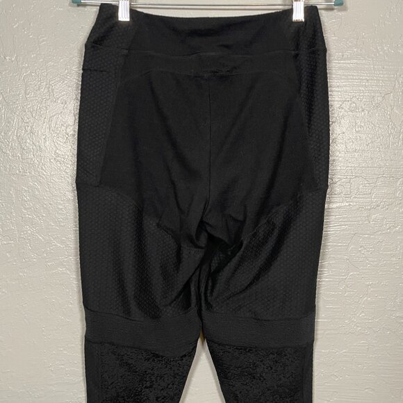 Gymshark Women L Black Textured Sculpting Leggings Pocket Athletic Workout - Picture 8 of 9